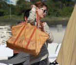  Mischa Barton se détend sur une plage de Miami en compagnie d'un ami le 27 décembre 2011 
 &nbsp; 