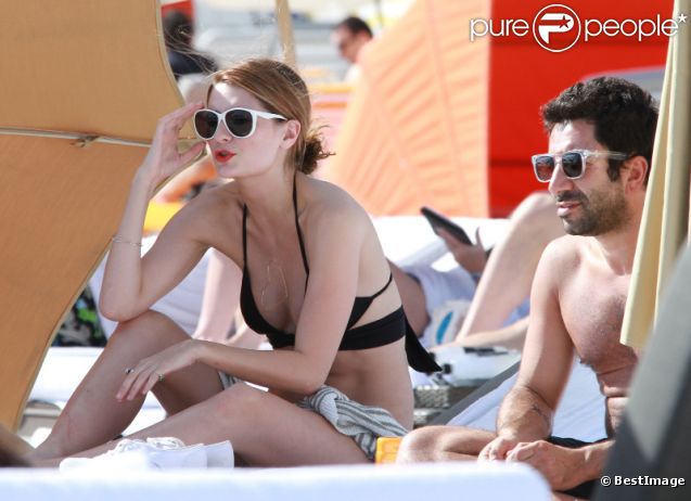 L'actrice Mischa Barton profite du soleil durant ses vacances à Miami le 27 décembre 2011 aux côtés d'un beau brun  