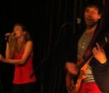 Cécile Cassel performe avec son groupe Hollysiz au Potemkine à Bruxelles en novembre 2011