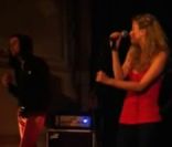 Cécile Cassel se donne à fond avec son groupe Hollysiz lors d\'un concert au Potemkine à Bruxelles en novembre 2011