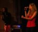 Cécile Cassel se donne à fond avec son groupe Hollysiz lors d'un concert au Potemkine à Bruxelles en novembre 2011