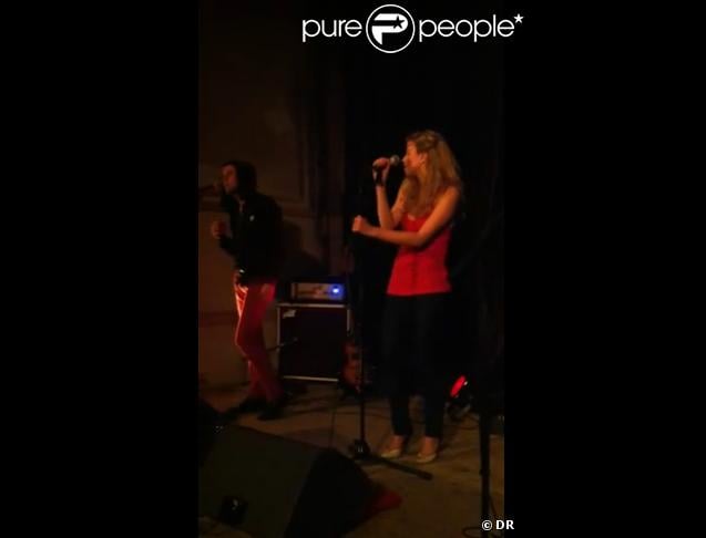 Cécile Cassel chante avec son groupe Hollysiz à Bruxelles au Potemkine en novembre 2011
