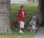 Kevin Federline à Paris en 2009 avec ses fils Sean Preston et Jayden James 