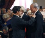 Nicolas Sarkozy décorait déjà Maurice Herzog en avril 2008.<br />