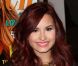 La jolie rousse Demi Lovato signe des copies du numéro de février de  Seventeen , dans lequel elle se confie sur ses vieux démons. Glendale, le 4 janvier 2012.