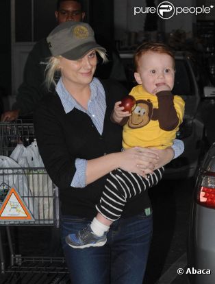 Amy Poehler et son fils Abel à Los Angeles, le 7 janvier 2012.