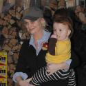 Amy Poehler et son fils Abel de sortie pour remplir une mission