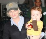 L'actrice Amy Poehler et son deuxième fils Abel à Los Angeles, le 7 janvier 2012.