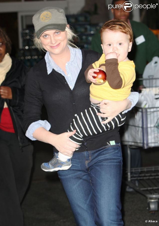 L'actrice Amy Poehler et son deuxième fils Abel à Los Angeles, le 7 janvier 2012.