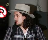 John Mayer et son look particulier à l\'aéroport de Los Angeles. Le 30 décembre 2011