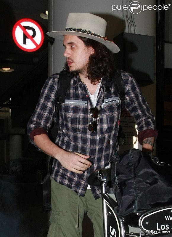 John Mayer et son look particulier à l'aéroport de Los Angeles. Le 30 décembre 2011