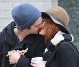 Emma Stone et Andrew Garfield ne peuvent s'arrêter de s'embrasser dans les rues de New York le 8 janvier 2012 
 &nbsp; 