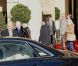 La reine Margrethe II et le prince consort Henrik à Paris, devant le Crillon, le 6 janvier 2012.
