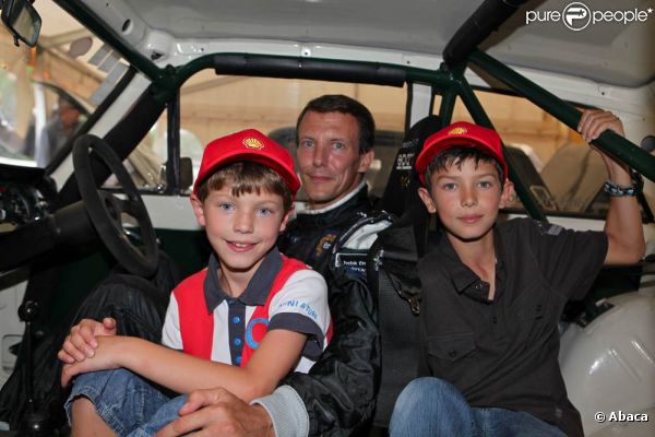Le prince Joachim de Danemark avec ses fils, Felix et Nikolai le 6 août 2011.