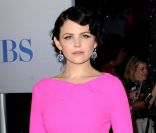 Ginnifer Goodwin en rose fushia dans une robe Roksanda Ilinic à Los Angeles, le 11 janvier 2012.