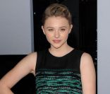 La jeune star Chloë Moretz remportait un award et foulait le tapis rouge avec style dans une robe Proenza Schouler. Los Angeles, le 11 janvier 2012.