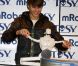 Très taquin, Justin Bieber inaugure un nouveau robot qui danse au salon CES de Las Vegas, le 11 janvier 2012