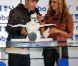 Justin Bieber inaugure un nouveau robot qui danse au salon CES de Las Vegas, le 11 janvier 2012
