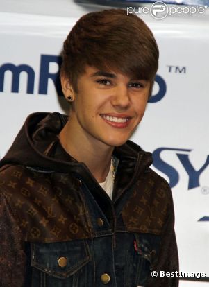 Justin Bieber inaugure un nouveau robot qui danse au salon CES de Las Vegas, le 11 janvier 2012