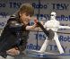 Délirant, Justin Bieber découvre un prototype de robo qui danse, lors du salon CES le 11 janvier 2012 à Las Vegas