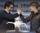 Délirant, Justin Bieber découvre un prototype de robot qui danse, lors du salon CES le 11 janvier 2012 à Las Vegas