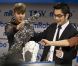 Délirant, Justin Bieber découvre un prototype de robot qui danse, lors du salon CES le 11 janvier 2012 à Las Vegas