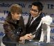 Délirant, Justin Bieber découvre un prototype de robot qui danse, lors du salon CES le 11 janvier 2012 à Las Vegas
