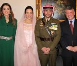 Entouré de son demi-frère le roi Abdullah II et de sa femme la reine Rania, le prince Hamzah bin al Hussein de Jordanie (31 ans) a épousé le 12 janvier 2012 à Amman, en secondes noces, la princesse Basmah Bani, 26 ans, en présence de sa mère la reine Noor (à droite).