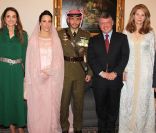  Les parents de la mariée posent au côté des royaux jordaniens. Le prince Hamzah bin al Hussein de Jordanie, 31 ans, a épousé le 12 janvier 2012 à Amman, en secondes noces, la princesse Basmah Bani, 26 ans. 