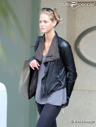 Erin Heatherton au naturel dans les rues de Miami le 12 janvier 2012