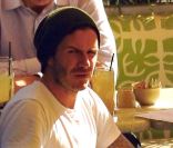 Le regard noir de David Beckham qui déjeune avec ses fils Brooklyn et Romeo à Los Angeles, le 13 janvier 2012.