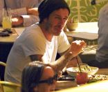 David Beckham et ses fils Brooklyn et Romeo déjeunent à Los Angeles, le 13 janvier 2012.