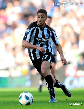  Remplaçant à Newcastle depuis son retour de blessure, Hatem Ben Arfa prend son mal en patience. 
 Il se livre à des confessions intimes inattendues dans le quotidien  L'Equipe  en date du 16 janvier 2012. 