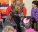 La princesse Laurentien des Pays-Bas fait la lecture aux élèves de l'école primaire De Windroos d'Amersfoort, le 18 janvier 2012, dans le cadre du National reading Breakfast.