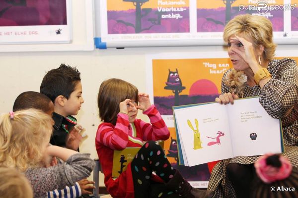La princesse Laurentien des Pays-Bas fait la lecture aux élèves de l'école primaire De Windroos d'Amersfoort, le 18 janvier 2012, dans le cadre du National reading Breakfast qui inaugure la semaine de la lecture.