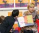 La princesse Laurentien des Pays-Bas fait la lecture aux élèves de l'école primaire De Windroos d'Amersfoort, le 18 janvier 2012, dans le cadre du National reading Breakfast.