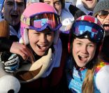 Clara Direz (à d.) et Estelle Alphand (à g., casque rose) posent avec la délégation française après leur doublé or-argent dans le slalom géant aux Jeux Olympiques d\'Hiver de la Jeunesse d\'Innsbruck, le 18 janvier 2012.<br />