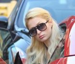 Paris Hilton descend de sa superbe Ferrari à Los Angeles, le 18 janvier 2012.