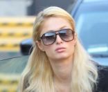 La plus célèbre des blondes Paris Hilton descend de sa Ferrari à Los Angeles, le 18 janvier 2012.