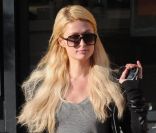  Paris Hilton a effectué un bref passage chez Barney's New York avant de remonter dans sa Ferrari. Los Angeles, le 18 janvier 2012. 