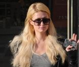 Paris Hilton adresse un salut de la main aux photographes présents à Los Angeles, le 18 janvier 2012.