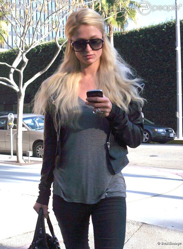 Paris Hilton, inséparable de son Blackberry Bold à Los Angeles, le 18 janvier 2012.