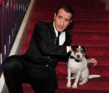 Uggie, le chien de The Artist, et Jean Dujardin, lors de l'avant-première du film à Berlin le 3 janvier 2012 