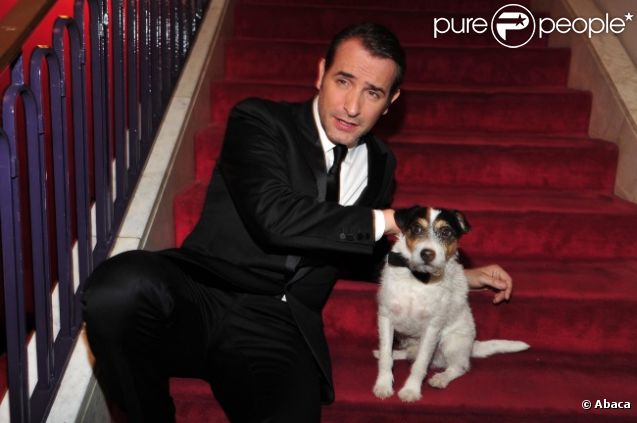 Uggie, le chien de The Artist, et Jean Dujardin, lors de l'avant-première du film à Berlin le 3 janvier 2012