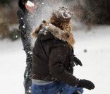 Hugh Jackman et ses enfants en pleine bataille de boules de neige à New York le 21 janvier 2012