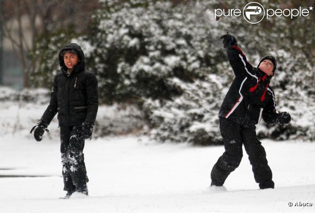 Hugh Jackman et ses enfants se sont amusés lors d'une bataille de boules de neige à New York le 21 janvier 2012