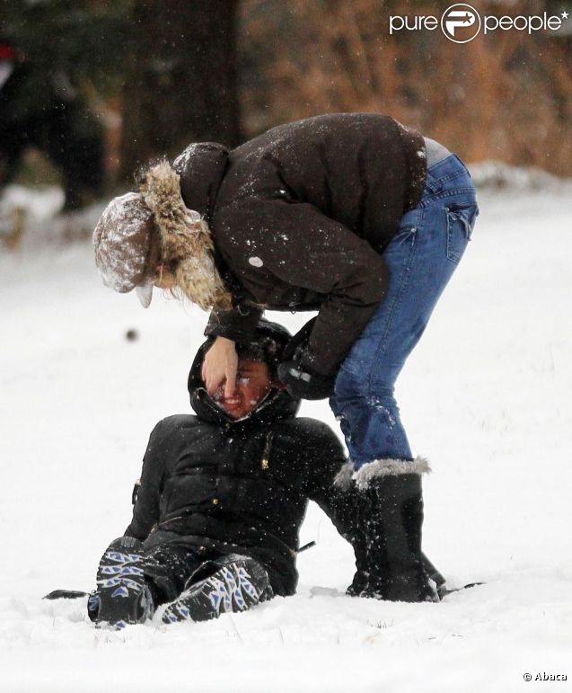 Deborah, la femme de Hugh Jackman joue les infirmières pour ses enfants en pleine bataille de boules de neige à New York le 21 janvier 2012
