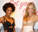 Une brune, une blonde : deux bombes qui prennent la pose pour Spanx la marque de lingerie qui fait fureur auprès des stars américaines s'installe au Salon International de la Lingerie le 22 janvier 2012