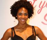 Une ravissante jeune femme expose la collection de Spanx la marque de lingerie qui fait fureur auprès des stars américaines s'installe au Salon International de la Lingerie le 22 janvier 2012