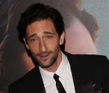 Adrien Brody, nonchalant et séduisant lors de l'avant-première du film Detachment à Paris, le 23 janvier 2012.